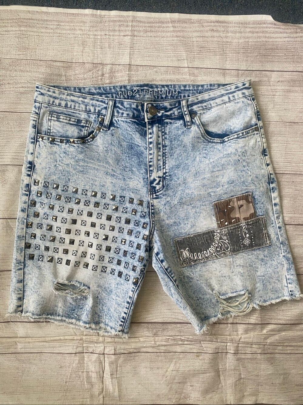 Rue 21 men 36 above the knee supreme flex cotton blend acid wash jean shorts